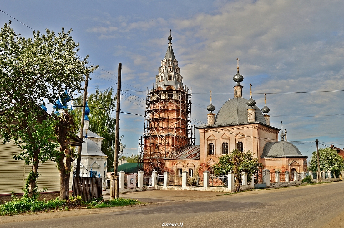 улица Свердлова, церковь Василия Великого, Введенская церковь