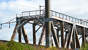 табличка  на железной дороге перед жд-мостом через реку Чёлсму