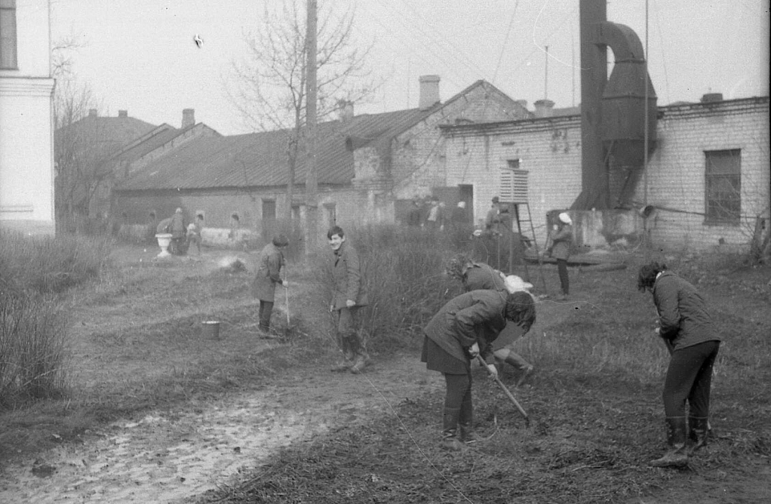 1970е. Школа №4 субботник -07