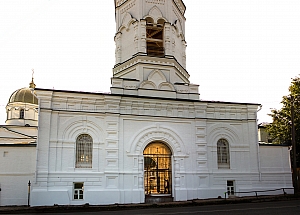 Надвратная колокольня и Святые врата Староторжского монастыря