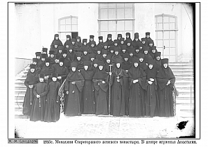 Р1ч5-5 1910е-Игуменья Ангелина с монашками