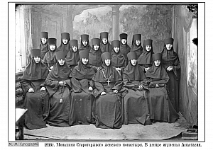 Р1ч5-6 1910е-Игуменья Ангелина с монашками